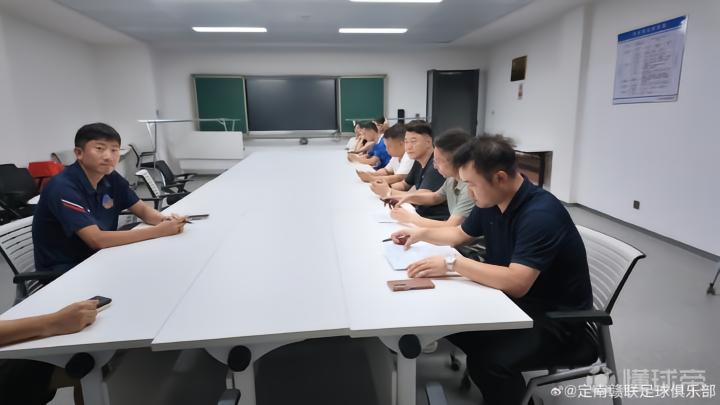 定南赣联召开球迷座谈会，俱乐部领导和主教练毛彪出席会议